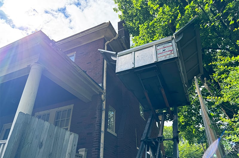 An Equipter 4000 with its box elevated in a tight access location