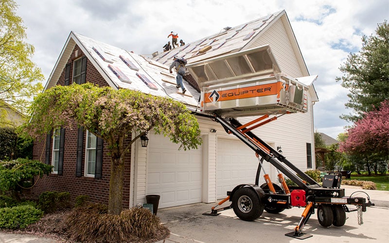 Equipter 4000 lifting supplies to a roof
